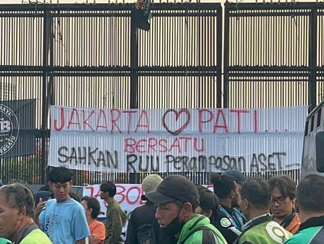 Warga Pati Tiba di Depan Gedung DPR/MPR, Siapkan Posko Perjuangan dan Bawa Dua Tuntutan