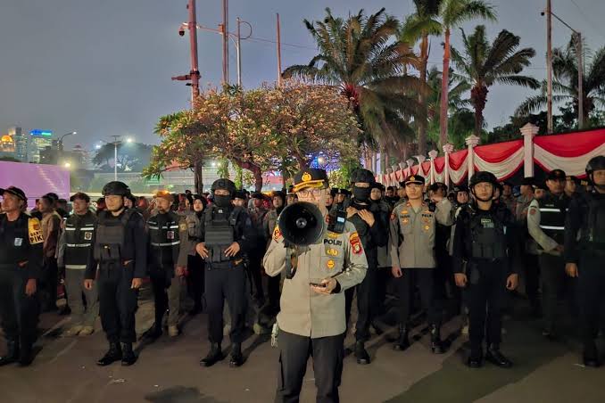 Jelang Demo Besok, Polisi Perketat Pengamanan Gedung DPR/MPR RI Malam Ini