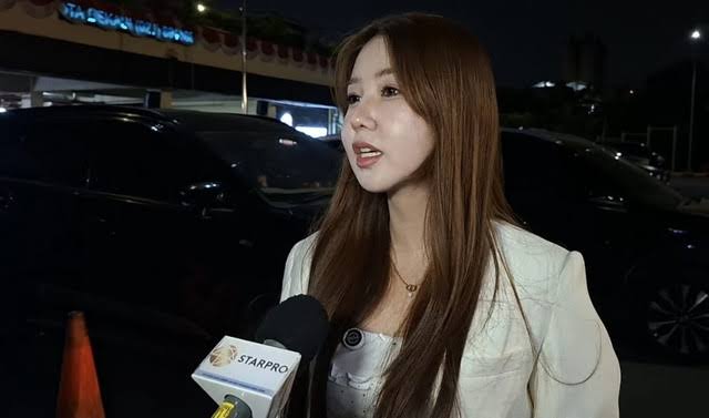 Vilmei Diperiksa Polisi soal Dugaan Penggelapan Rp1,28 Miliar, Pacar Terlapor Ikut Datang