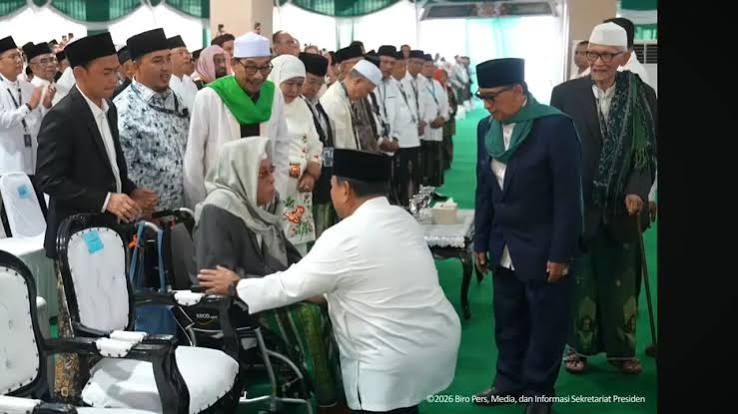 Momen Hangat di Muktamar NU: Prabowo Sungkem kepada KH Nurul Huda, Dipeluk dan Dicium Ulama