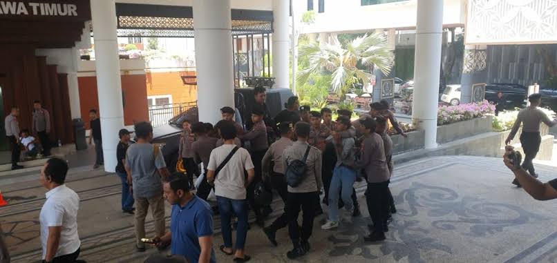 Aksi Tolak MBG di DPRD Jatim Memanas, Massa dan Polisi Terlibat Saling Dorong