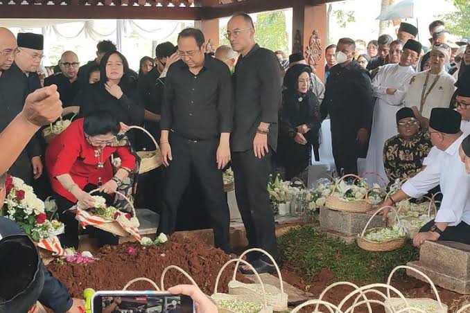 Megawati Tabur Bunga di Makam Guruh, Perpisahan Haru Sang Kakak untuk Adiknya