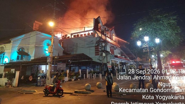 Toko Oleh-Oleh Hamzah Batik di Malioboro Terbakar Hebat, Api Berhasil Dipadamkan