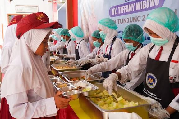 MBG Mulai Diuji Coba dengan Sistem Prasmanan di Bangkalan, Siswa Kelas VI Ikut Layani Adik Kelas