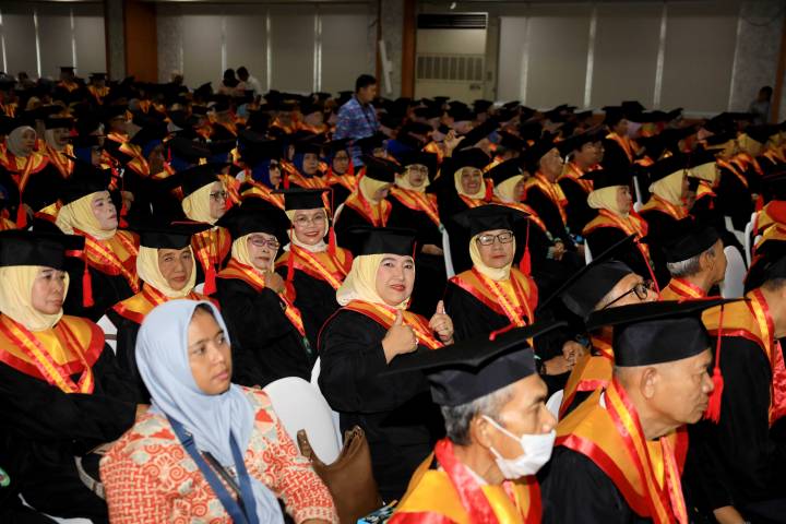 390 Lansia di Tangerang Diwisuda, Ada Nenek Hampir Berusia 100 Tahun
