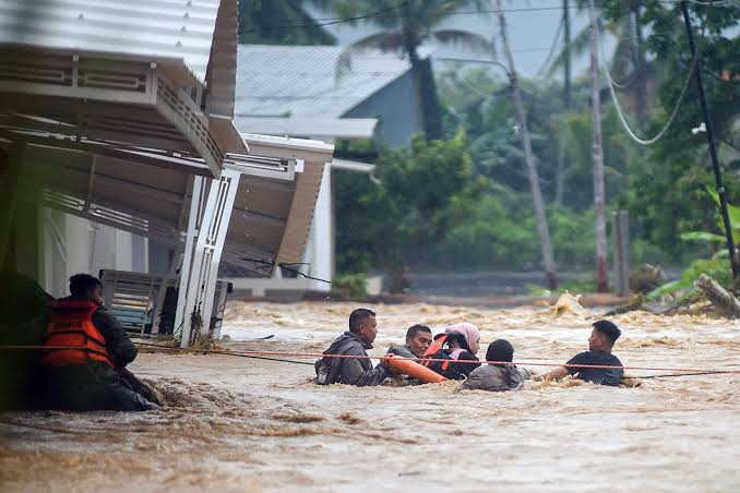 Banjir Bandang Terjang Padang, Warga Lumin Park Dievakuasi Brimob ke Tempat Aman