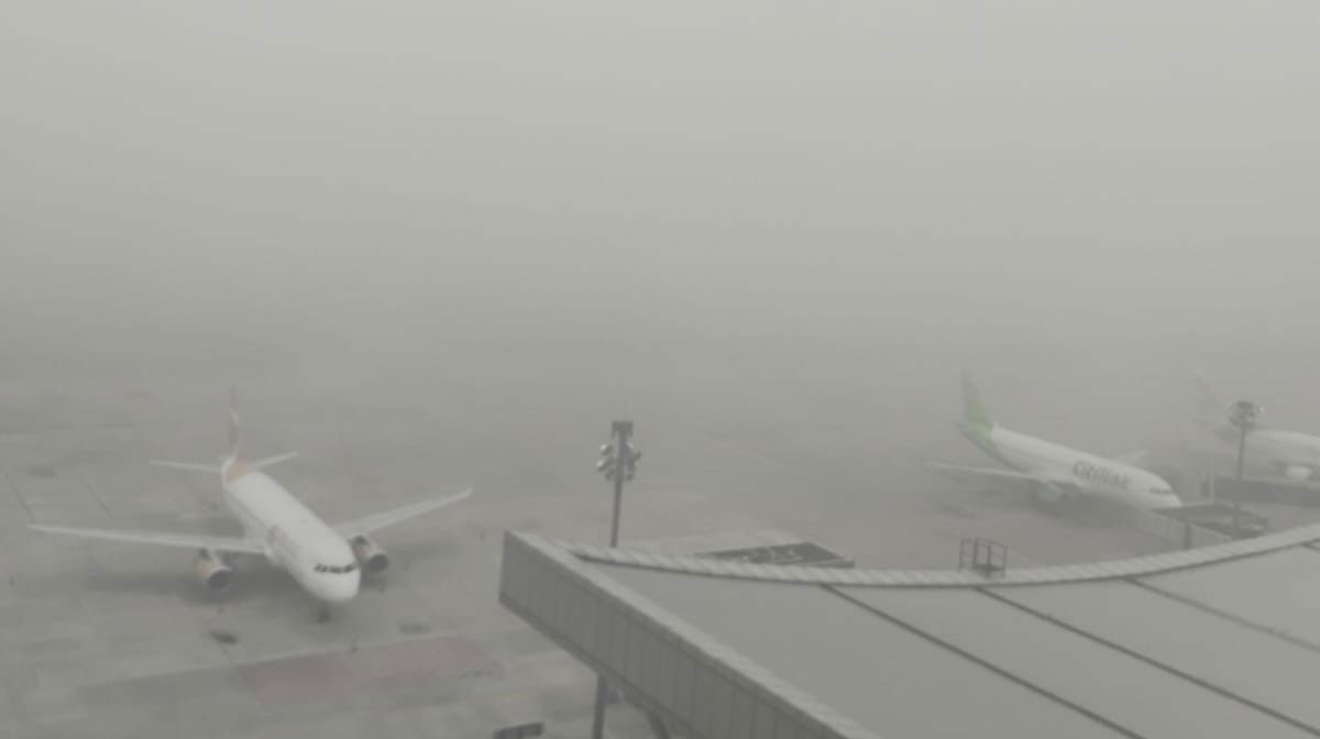 Kabut Tebal Selimuti Bandara Pekanbaru, Jarak Pandang Turun hingga 100 Meter