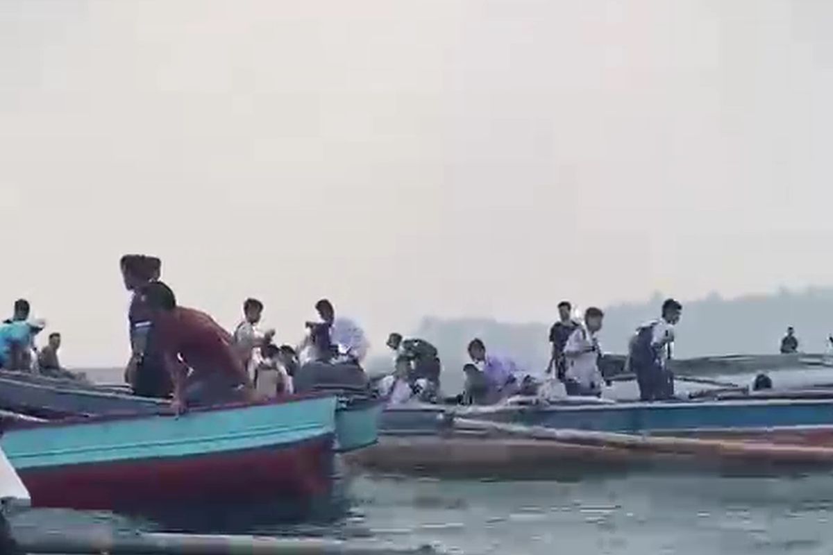 Perahu Angkut Puluhan Pelajar SMA Terbalik di Selat Sikakap Mentawai